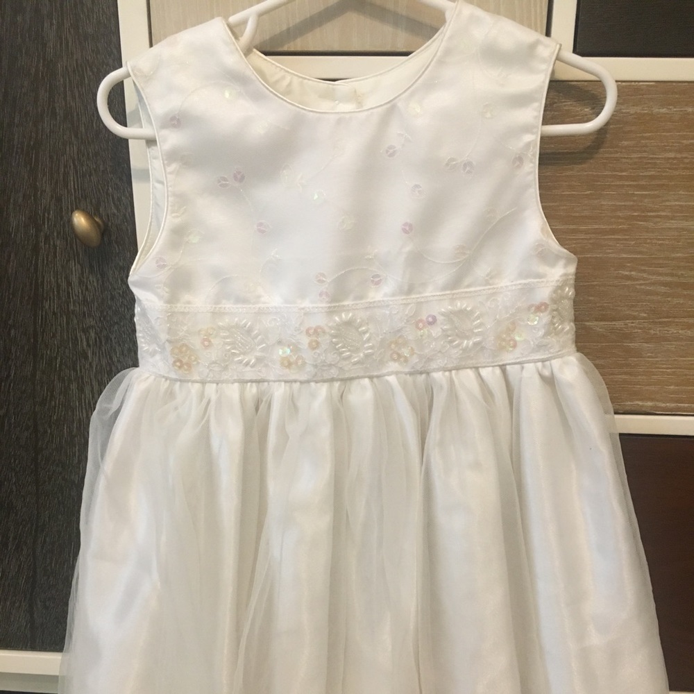 Classic cream sleeveless dress w beaded and ribbon